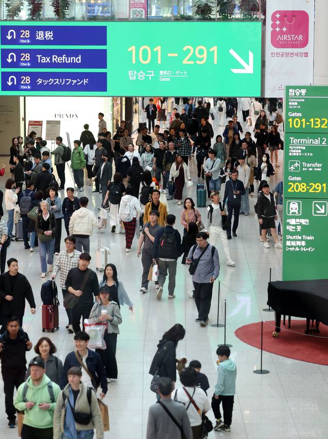 여행객 붐비는 인천공항 면세구역 인천국제공항 제1여객터미널 출국장의 면세구역. 뉴시스