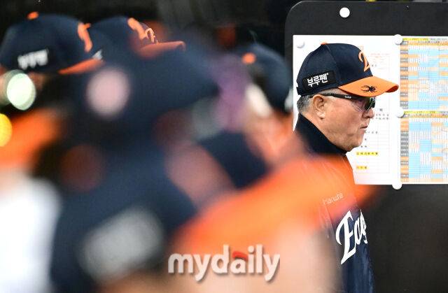 2025년 4월 11일 오후 대전 한화생명 볼파크에서 진행된 '2025 신한 SOL뱅크 KBO 리그' 키움 히어로즈와 한화 이글스의 경기.한화 김경문 감독이 경기를 지켜보고 있다./마이데일리