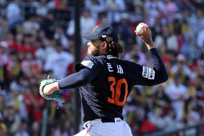 4일 광주 기아 챔피언스 필드에서 열린 프로야구 한화 이글스와 KIA 타이거즈의 경기. 한화 선발 투수 폰세가 역투하고 있다. 연합뉴스