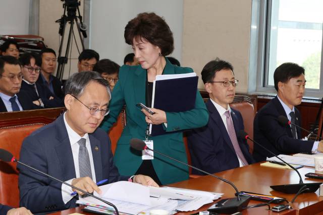 ▲박선영 진실화해를위한과거사정리위원회 위원장이 24일 서울 여의도 국회에서 열린 행정안전위원회 전체회의에서 '5·18 북한군 개입설'과 관련한 답변을 이유로 퇴장명령을 받은 뒤 이석하고 있다. 박 위원장은 '5·18 북한군 개입설'에 대한 인식을 묻는 질문에 "진실 여부를 모른다"고 답했다. ⓒ연합뉴스