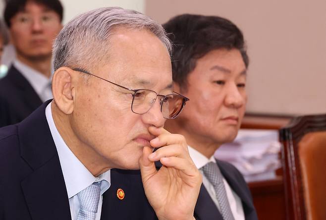 유인촌 문화체육관광부 장관이 2024년 9월 24일 서울 여의도 국회에서 열린 문화체육관광위원회의 대한축구협회 등에 대한 현안질의에서 의원 질의 자료화면을 보고 있다. 오른쪽은 정몽규 대한축구협회장. 뉴시스