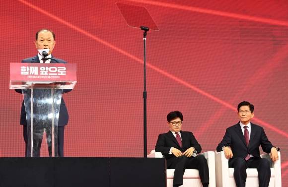 김문수·한동훈 국민의힘 대선 후보가 3일 경기 일산 킨텍스에서 열린 제5차 전당대회에서 결과 발표를 기다리고 있다. 2025.5.3 홍윤기 기자