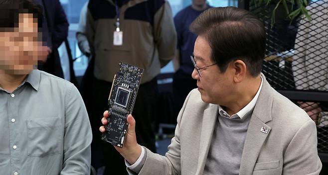이재명 더불어민주당 대선 후보가 4월14일 서울 강남구 퓨리오사AI에서 퓨리오사AI 신경망처리장치(NPU)를 살펴보고 있다. ⓒ연합뉴스