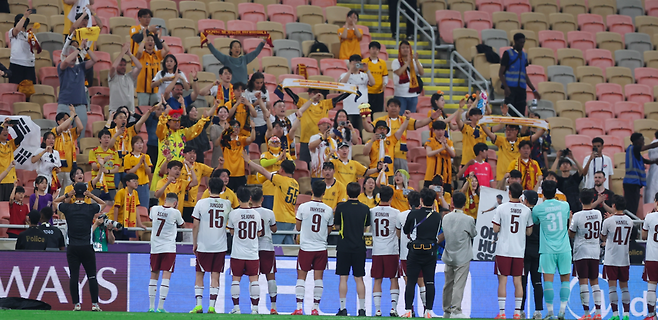 광주FC가 아시아챔피언스리그 8강전에서 패한 뒤 사우디까지 함께 한 서포터스와 위로를 주고받고 있다. 게티이미지