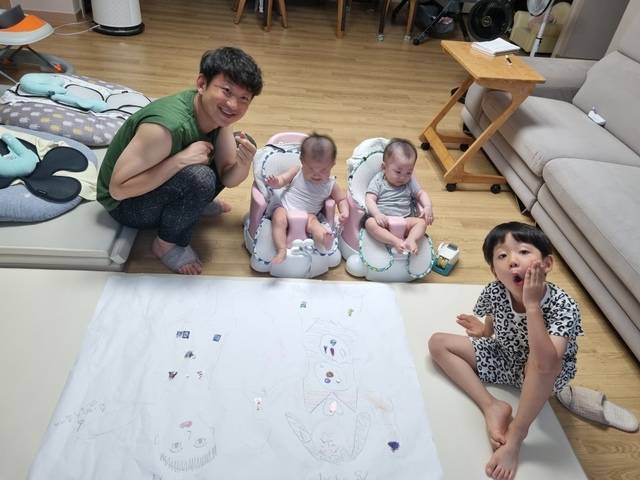 지난해 100인의 아빠단 활동 중 장정현 씨와 아들·딸 쌍둥이가 함께 놀이 미션 '내 몸 속 보물 찾기' 프로그램을 수행한 후 사진을 찍고 있다. 본인 제공