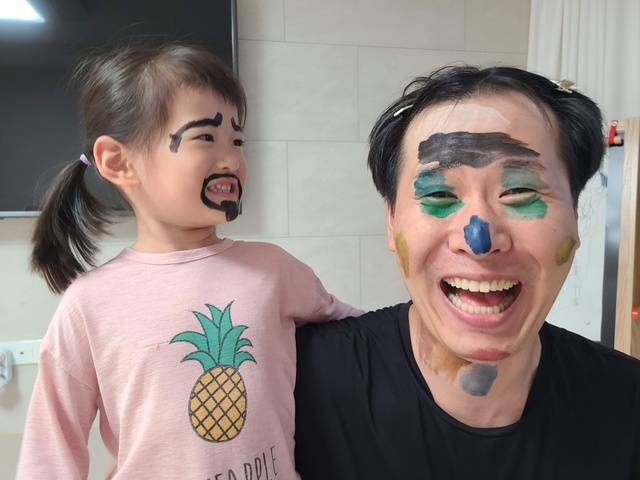 최명호 씨가 지난해 100인의 아빠단 활동 중 아들과 함께 놀이 미션 '아빠는 나의 스케치북'를 수행한 후 기념 사진을 찍고 있다. 본인 제공