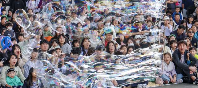 제52회 부산 어린이날 큰잔치에서 어린이 가족들이 마술사의 버블&벌룬쇼를 보며 즐거워하고 있다. 김종진 기자 kjj1761@