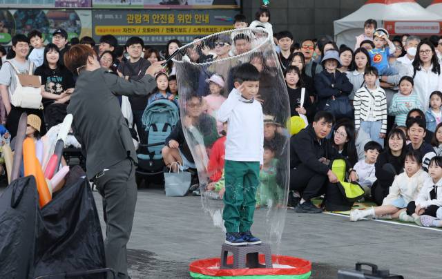 행사장에서 한 어린이가 마술사의 버블&벌룬쇼에 직접 참여하고 있다. 정종회 기자 jjh@