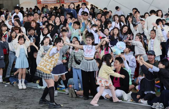 어린이 가족들이 유명 키즈 크리에이터 ‘옐언니’와 즐거운 맨미팅 시간을 갖고 있다. 정종회 기자 jjh@