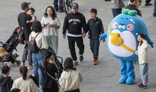 행사장을 찾은 어린이가 어린이날 캐릭터 맘바와 기념촬영하고 있다. 김종진 기자 kjj1761@