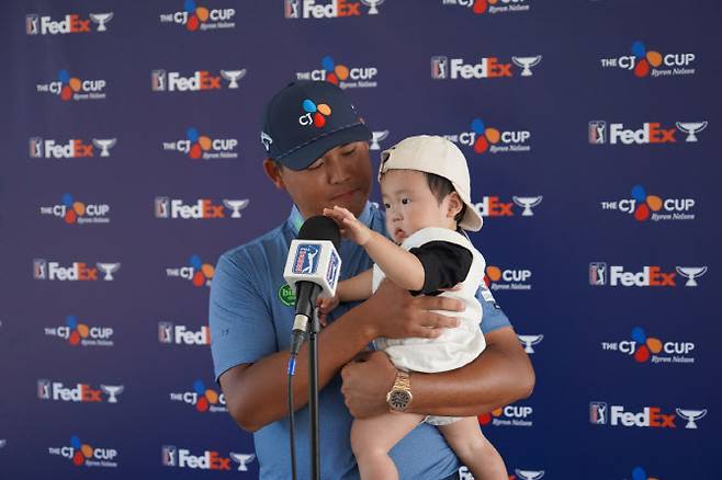 김시우가 아들 태오를 안고 인터뷰에 응하고 있다.(사진=CJ그룹 제공)