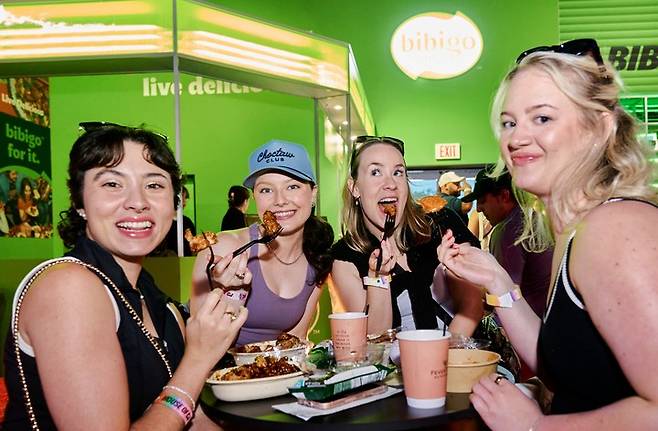 더CJ컵 바이런 넬슨 비비고 부스에서 한식을 즐기고 있는 갤러리