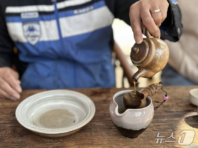 홍만수 만수가 만든 차밭 대표가 내어주는 고뿌레차ⓒ News1 윤슬빈 기자