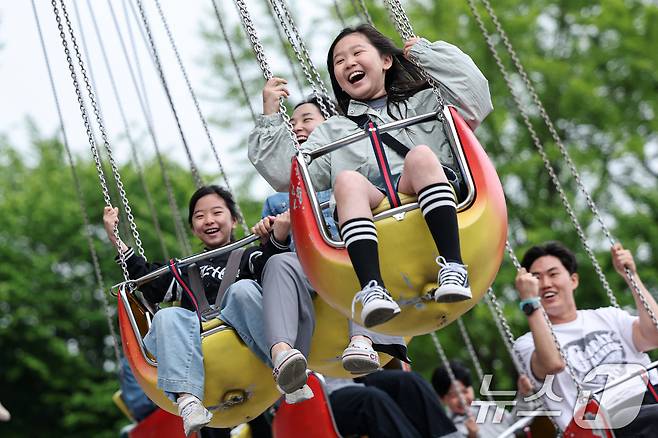 어린이날인 5일 서울 광진구 어린이대공원을 찾은 어린이들이 놀이기구를 타고 즐거워하고 있다. 2025.5.5/뉴스1 ⓒ News1 이승배 기자