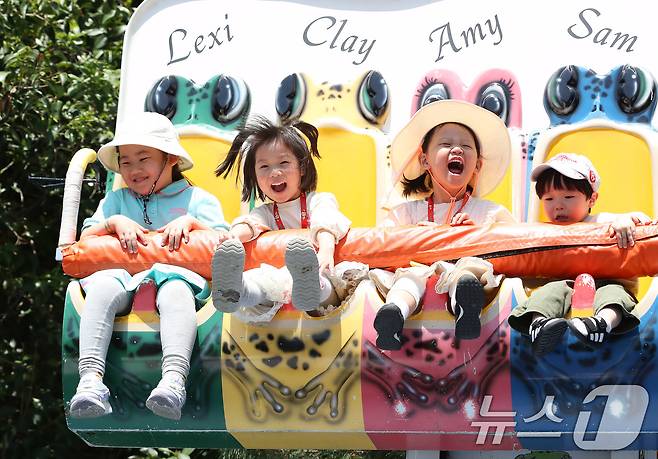 어린이날을 하루 앞둔 4일 대구 달서구 테마파크 이월드를 찾은 어린이들이 놀이기구에 몸을 맡긴 채 즐거운 연휴를 보내고 있다. 2025.5.4/뉴스1 ⓒ News1 공정식 기자