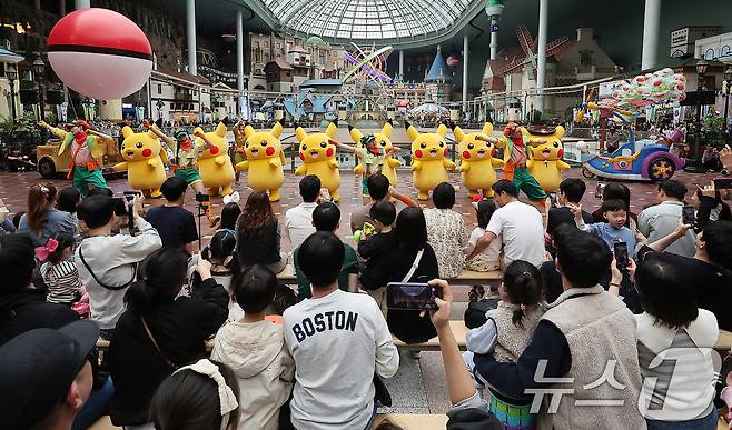 어린이날인 5일 서울 송파구 롯데월드 어드벤처를 찾은 가족 단위 방문객들이 인기 캐릭터 피카츄의 퍼레이드 공연을 관람하고 있다. 2025.5.5/뉴스1 ⓒ News1 김진환 기자