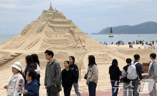 어린이날인 5일 부산 해운대해수욕장을 찾은 시민, 관광객들이 다양한 모래조각 작품을 구경하고 있다. 해운대구는 오는 16일부터 19일까지 '모래로 만나는 K-컬처' 를 주제로 '2025 해운대 모래축제'를 개최한다. 올해로 20주년을 맞은 해운대 모래축제에는 미국·캐나다·중국·러시아 등 14명의 해외 모래 작가가 총 20여 개의 작품을 선보인다. 2025.5.5/뉴스1 ⓒ News1 윤일지 기자