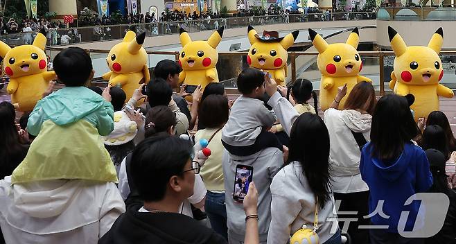 어린이날인 5일 서울 송파구 롯데월드 어드벤처를 찾은 가족 단위 방문객들이 인기 캐릭터 피카츄의 퍼레이드 공연을 관람하고 있다. 2025.5.5/뉴스1 ⓒ News1 김진환 기자