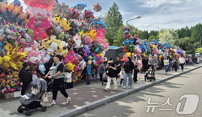 어린이날인 5일 전북자치도 전주시 전주동물원에 가족 단위의 방문객들의 발길이 이어지고 있다. 2025.5.5/뉴스1 ⓒ News1 유경석 기자