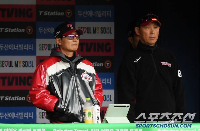 5일 잠실구장에서 열린 두산 베어스와 LG 트윈스의 경기. 염경엽 감독이 경기를 지켜보고 있다. 잠실=박재만 기자 pjm@sportschosun.com/2025.05.05/