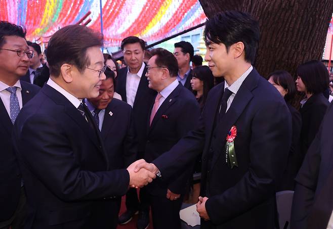 이재명 대선 후보, 가수 이승기 씨와 인사
(서울=연합뉴스) 한상균 기자 = 더불어민주당 이재명 대선 후보가 5일 서울 종로구 조계사에서 열린 불기 2569년 부처님오신날 봉축법요식에서 인사하고 있다. 2025.5.5
xyz@yna.co.kr
(끝)
<저작권자(c) 연합뉴스, 무단 전재-재배포, AI 학습 및 활용 금지>