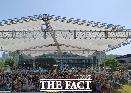 유성구 계룡스파텔 메인무대에서 열린 유성구청장배 생활무용대회 참석자들이 기념촬영을 하고 있다. /유성구생활무용협회