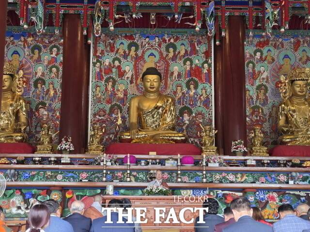 5일 오전 천안 각원사에 열린 ‘불기2569년 부처님 오신날 봉축법요식’에서 대원 주지 스님이 봉축사를 하고 있다./정효기 기자