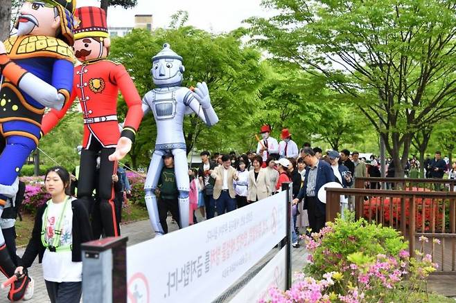 시민들이 5일 열린 제 103회 어린이날 행사장을 관람하고 있다. 김포시 제공