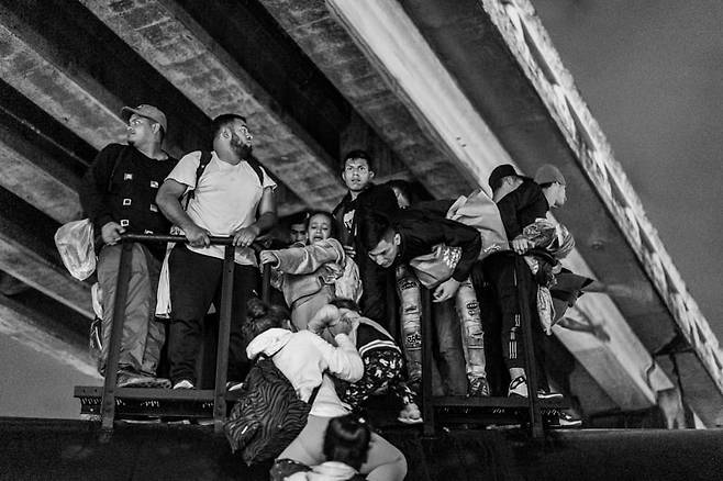 늦은 밤, 갑자기 출발하는 기차에 이주민들이 올라타고 있다. 난 너무 좁은 공간에 많은 이주민이 몰려 있어서 난 이 열차를 탈 수 없었다. 2024. 12. 멕시코 베르크루즈 주/ 사진가 양희석