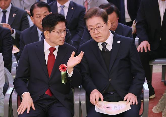 더불어민주당 이재명 대선 후보(오른쪽)와 국민의힘 김문수 대선 후보가 5일 서울 종로구 조계사에서 열린 불기 2569년 부처님오신날 봉축법요식에 참석해 대화하고 있다. /연합뉴스