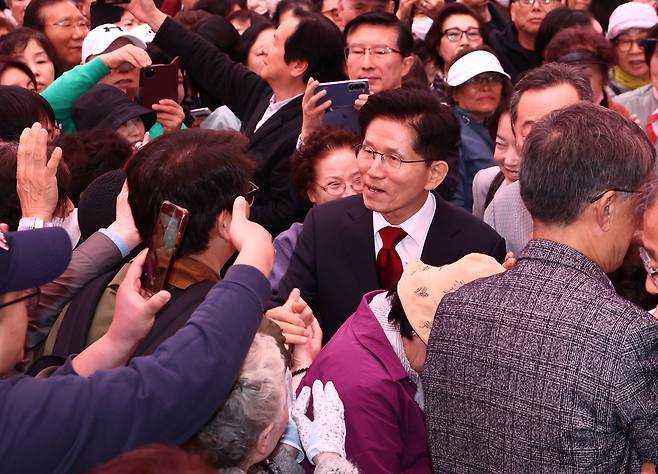 김문수 국민의힘 대통령 후보가 5일 오전 서울 종로구 조계사에서 열린 불기 2569년 부처님오신날 봉축법요식을 마치고 지지자들과 인사하고 있다./뉴스1