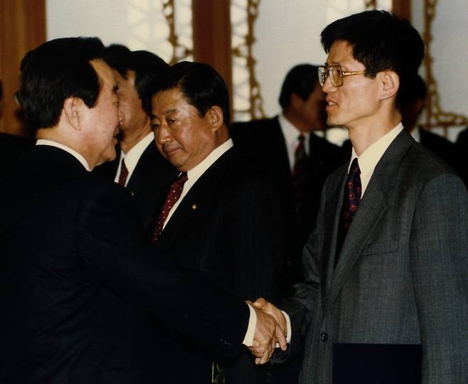 김 후보가 1994년 김영삼 당시 대통령에게 민주자유당 신임 지구당위원장 임명장을 받고 있다.