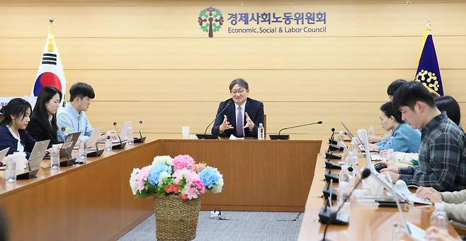 권기섭 경제사회노동위원회 위원장이 20일 서울 중구 경사노위 대회의실에서 열린 기자간담회에서 기자들의 질문에 답하고 있다. 2025.02.20. 경제사회노동위원회 제공