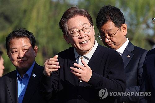 이재명 더불어민주당 대선 후보가 '골목골목 경청투어' : 단양8경편'에 나선 4일 충북 제천군 의림지를 찾아 도민들에게 지지를 호소하고 있다.