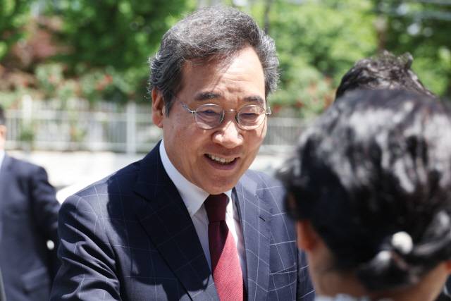 이낙연 새미래민주당 상임고문이 2일 대구 북구 침산동 한 식당 앞에서 지지자들과 만나 인사하고 있다. 연합뉴스