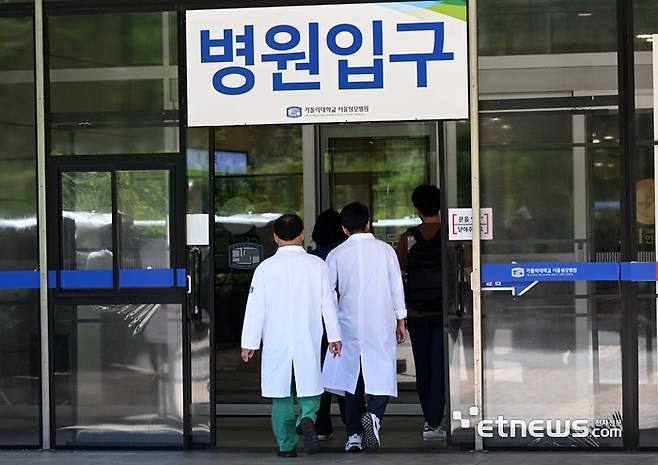 서울 한 대학병원에서 의료진이 이동하고 있다. 김민수기자 mskim@etnews.com