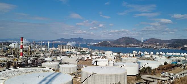 전남도는 산업통상자원부 주관 '석유화학 무탄소 연료 기반 납사분해공정(NCC) 기술 개발 사업' 공모에 선정돼 410억원을 확보하며 여수국가산단<사진>을 중심으로 석유화학산업의 친환경 전환을 위한 첫걸음을 내딛게 됐다고 5일 밝혔다. 전남도 제공
