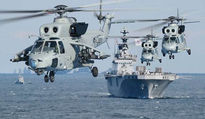 방위사업청은 국산 해병대 상륙공격헬기(MAH) 시제기가 첫 비행에 성공했다고 지난 1월 15일 밝혔다. MAH는 수리온 기반 국산 상륙기동헬기(MUH) '마린온'에 국산 소형무장헬기(LAH)에서 입증된 최신 항전 및 무장체계를 적용했다. 사진은 해병대 상륙기동헬기(MAH)의 비행모습 CG. 방위사업청 제공