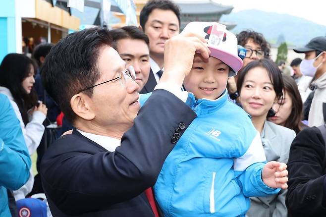 김문수 국민의힘 대선 후보가 5일 서울 종로구 광화문광장에서 열린 동행 축제 펀펀한 광화문광장 행사를 방문해 어린이를 안아주고 있다. 뉴시스