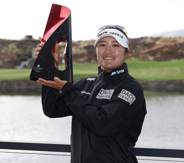 2025년 미국여자프로골프(LPGA) 투어 신설 대회인 블랙 데저트 챔피언십에서 와이어 투 와이어 우승을 차지한 유해란 프로가 우승 트로피를 들고 기념하고 있다. 사진제공=Getty_LPGA