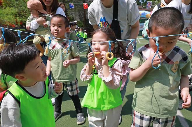 두 어린이집 아이들이 과자 따먹기 놀이를 하고 있다. 김혜윤 기자 unique@hani.co.kr