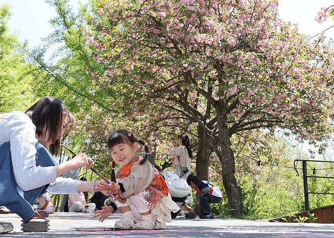 지난 29일 오후 충남 아산 당림미술관에서 이솔(3)양이 손바닥에 물감을 묻히고 있다. 백소아 기자 thanks@hani.co.kr