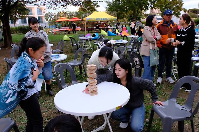 2024 한강 젠가 대회 결승 모습. 서울시 제공