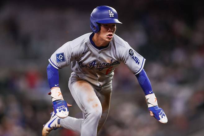 로스앤젤레스 다저스 김혜성(6)이 5일(한국시각) 미국 조지아주 애틀랜타 트루이스트파크에서 열린 애틀랜타 브레이브스와 방문 경기에서 9회초 3루로 도루를 시도하고 있다. 애틀랜타/로이터 연합뉴스