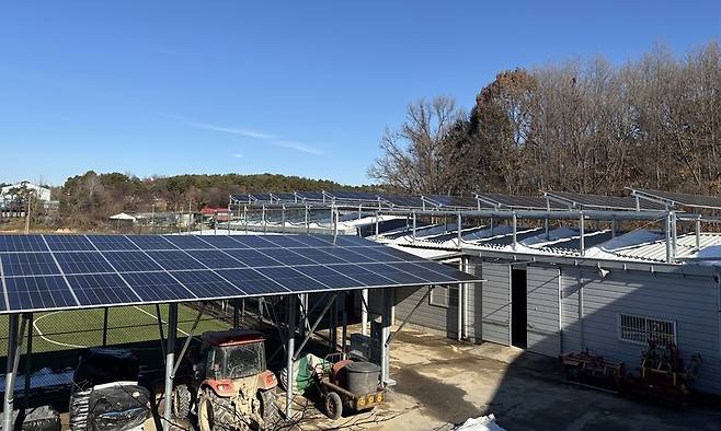 마을 풋살구장 주차장과 공유 농업기계가 모인 창고에 올라간 태양광 발전소. 녹색전환연구소 제공