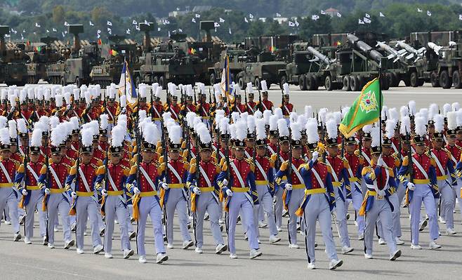 2024년 9월 25일 오전 경기 성남시 서울공항에서 열린 건군 76주년 국군의 날 기념식 예행연습에서 육군사관학교 생도들이 분열하고 있다. 김영원 기자 forever@hani.co.kr