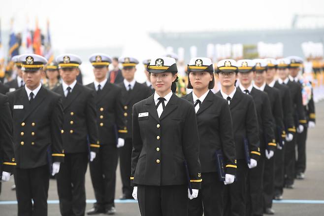 제73기 해군사관학교 졸업식에서 졸업생들이 임관선서를 준비하고 있다. 청와대사진기자단
