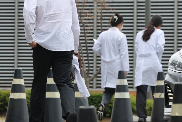 3월27일 서울대병원에서 의료진이 이동하는 모습. 연합뉴스