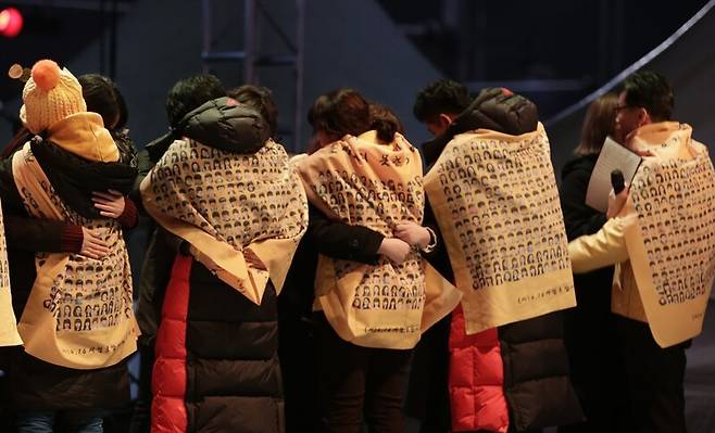 세월호 1000일을 이틀 앞둔 2017년 1월7일 오후 서울 광화문광장에서 ‘박근혜는 내려오고, 세월호는 올라오라’를 주제로 열린 제11차 촛불집회에서 참사 뒤 처음으로 공식 석상에 나선 당시 단원고 생존학생들이 무대에 올라 발언하자 유가족들이 다가가 안아주고 있다. 김명진 기자 littleprince@hani.co.kr