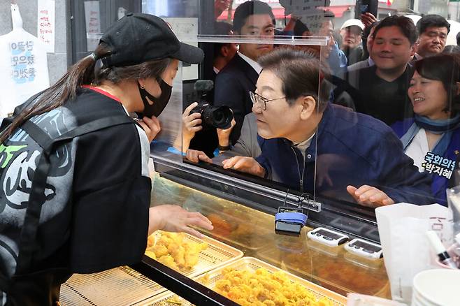 민심을 듣는 ‘골목골목 경청 투어’\'를 시작한 이재명 더불어민주당 대선 후보가 2025년 5월1일 경기도 포천의 한 치킨집에서 상인과 대화하며 귀를 기울이고 있다. 연합뉴스